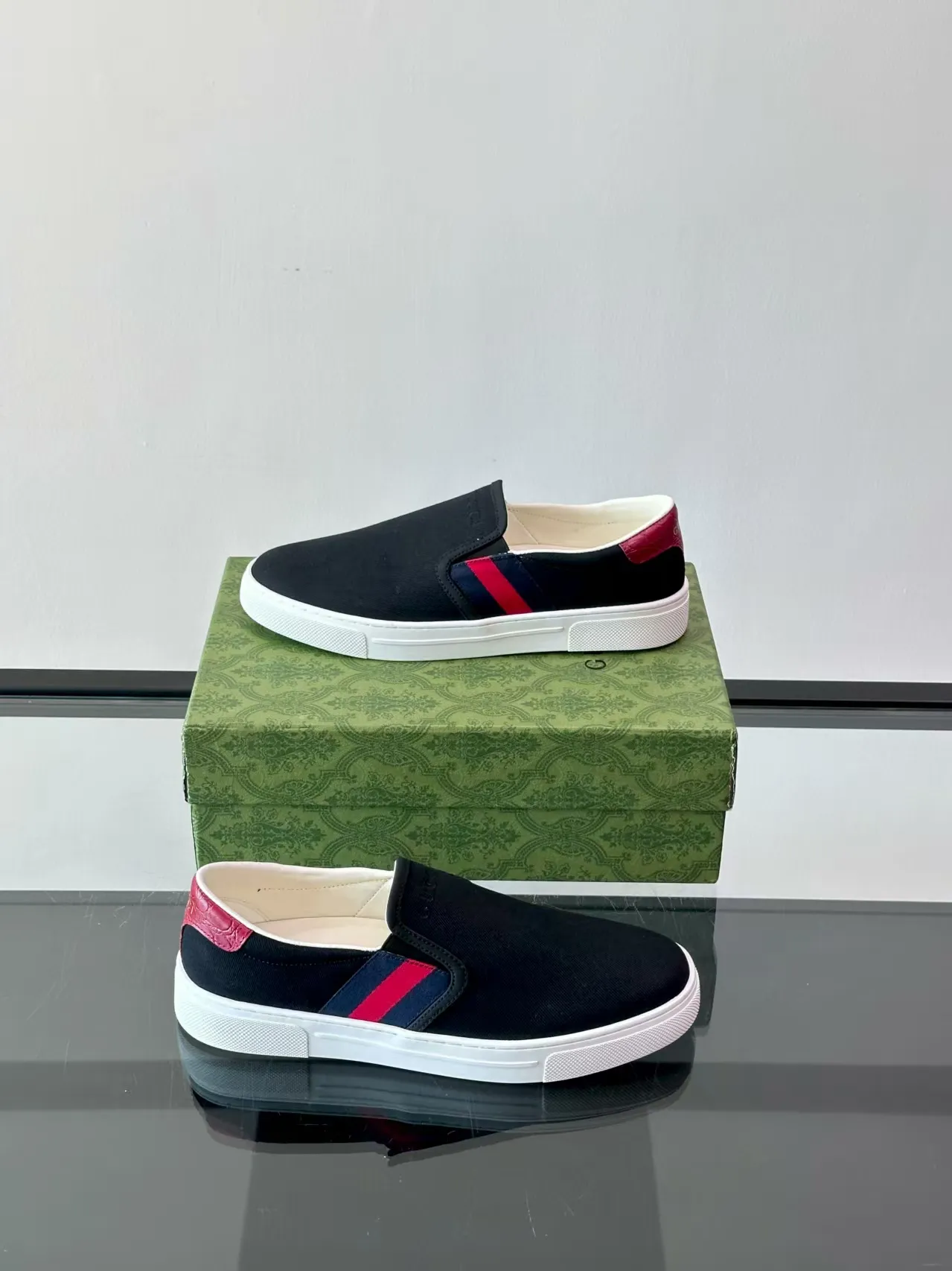 Factory price: 380💰New men's shoes GUCCI [Lightning] latest shoes shipped. Original quality, fashionable, made of special materials, sheepskin lining, brand new packaging. The foot feels super comfortable and the workmanship is impeccable. Size: 38-44, customized 45